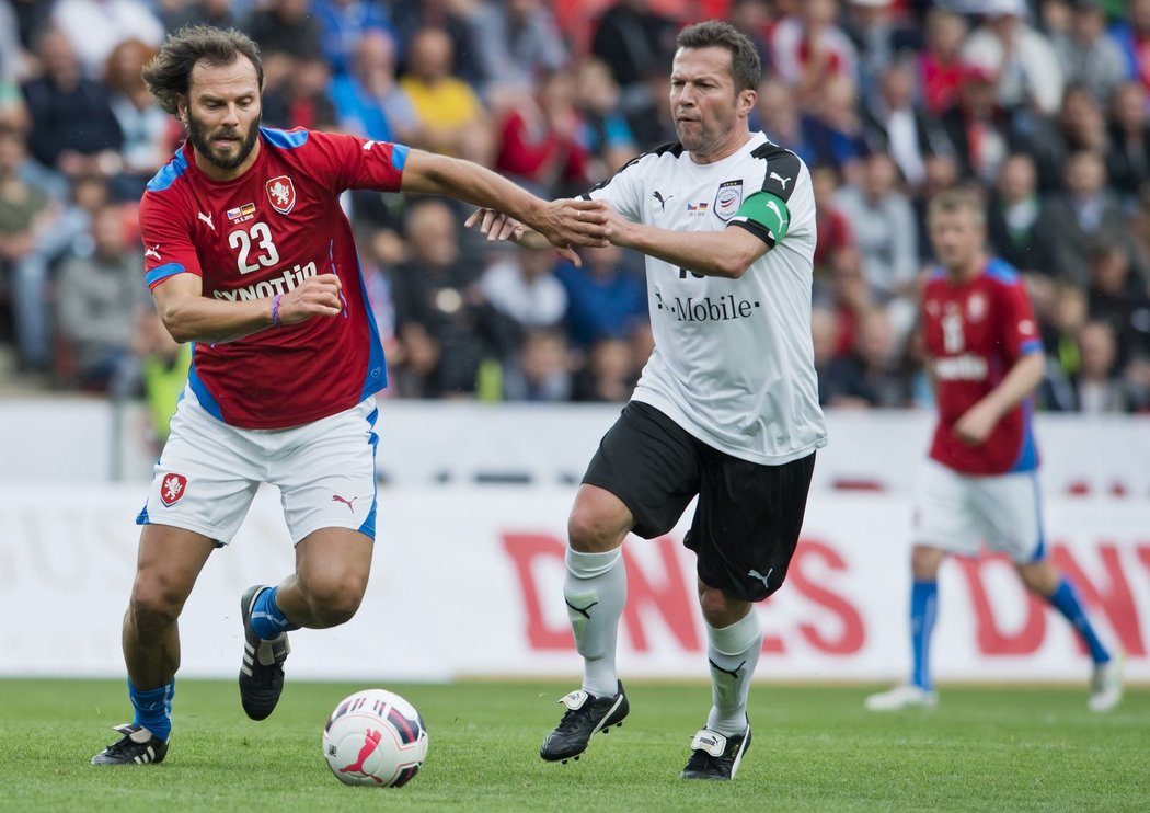 Patrik Berger uniká německému fotbalistovi Lotharu Matthäusovi v zápase Setkání legend