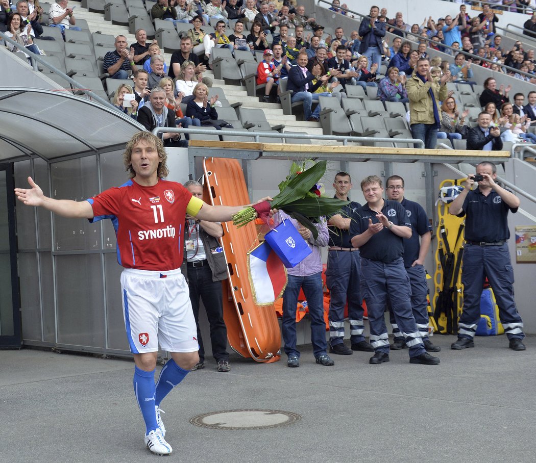 Pavel Nedvěd v českém dresu přichází na trávník před exhibičním duelem českých fotbalistů s Německem