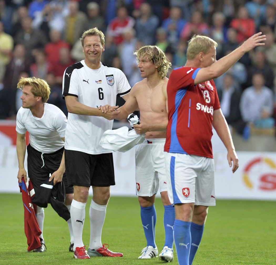 Pavel Nedvěd se po zápase s Německem zdraví s Guido Buchwaldem