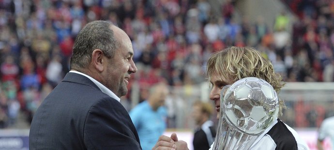 Pavel Nedvěd přebírá po výhře nad Německem pohár od Miroslava Pelty