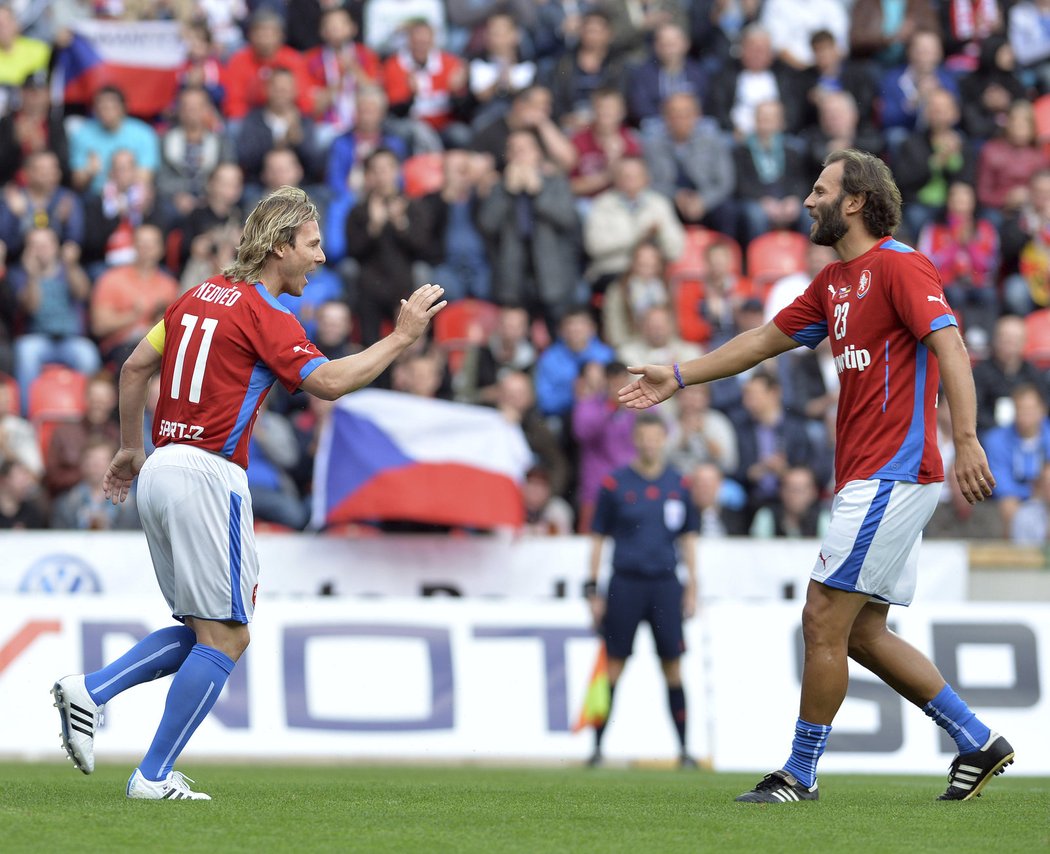 Pavel Nedvěd (vlevo) se s Patrikem Bergrem raduje z úvodního gólu v exhibičním zápase Setkání legend proti Německu