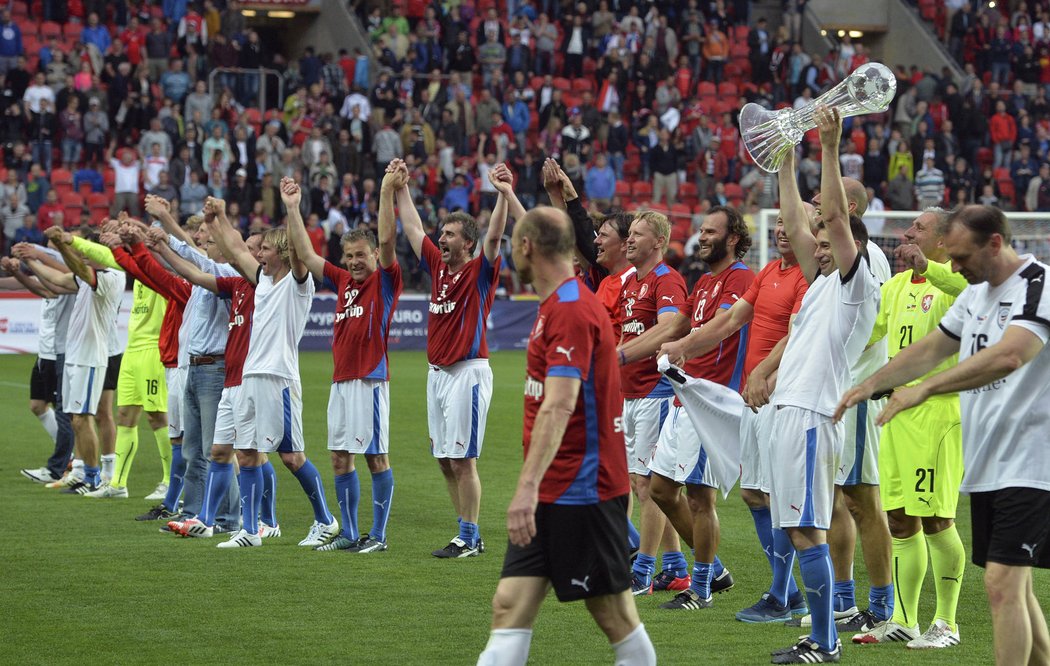 Čeští fotbalisté se radují s fanoušky po svém vítězství v exhibici Setkání legend proti Německu, pohár má právě nad hlavou Pavel Kuka