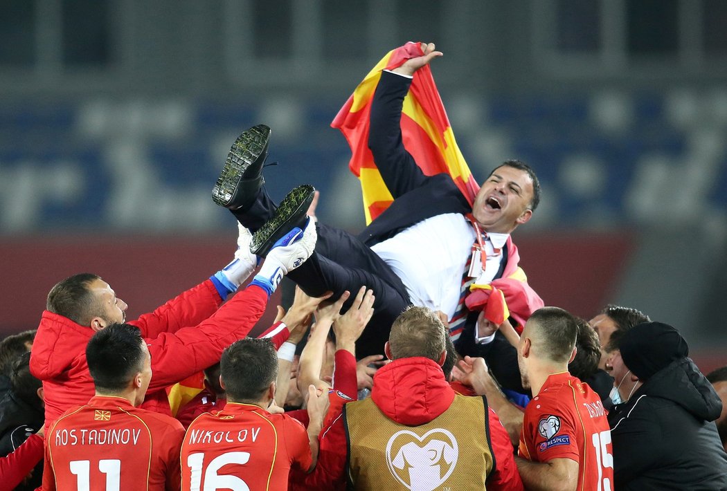 Fotbalisté Severní Makedonie oslavují postup na EURO