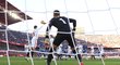 Tomáš Vaclík se střelou z přímého kopu, která skončila gólem, jen ohlédl a zůstal nehybně stát
