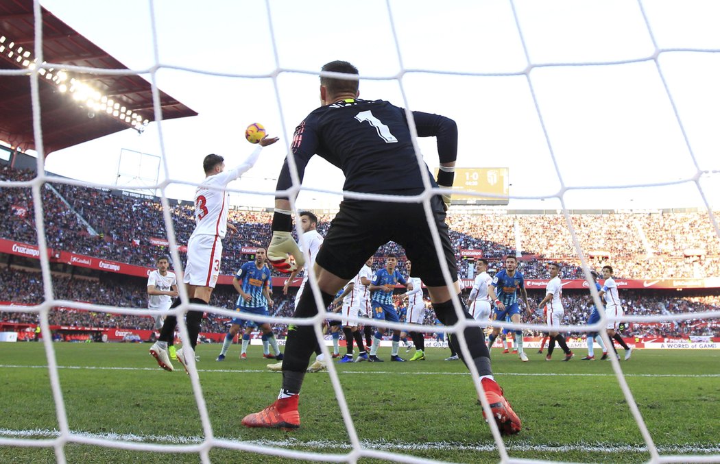 Tomáš Vaclík se střelou z přímého kopu, která skončila gólem, jen ohlédl a zůstal nehybně stát