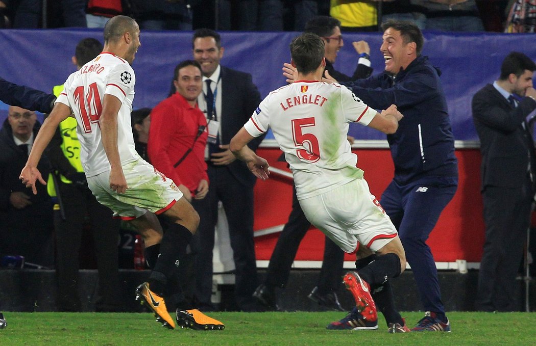 Trenér Sevily Eduardo Berizzo se svými hráči po vyrovnávacím gólu na 3:3