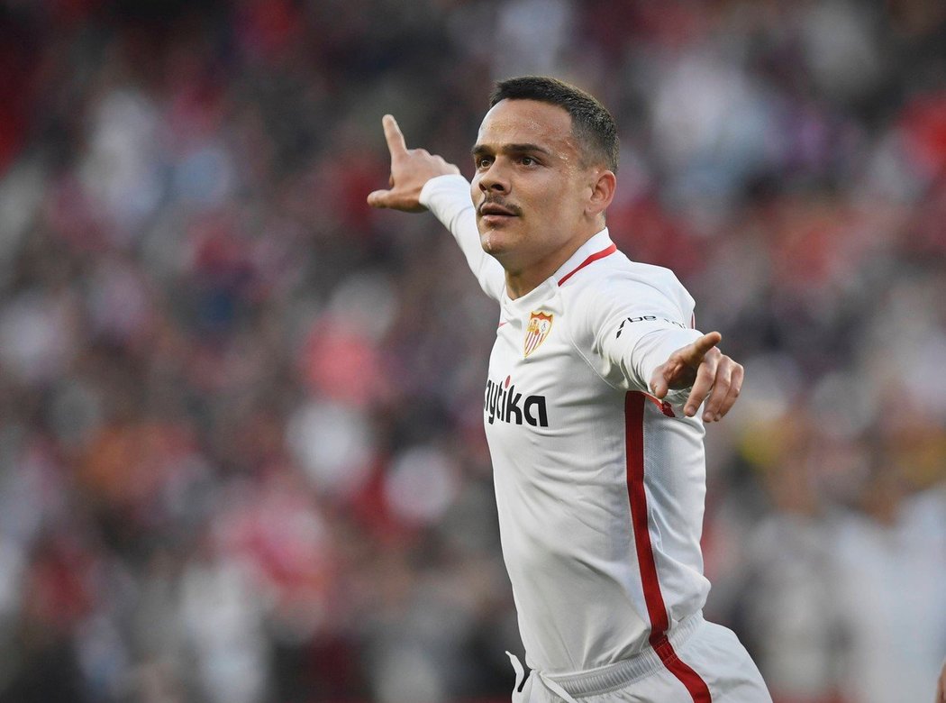 Roque Mesa slaví první gól Sevilly v utkání s Alavésem