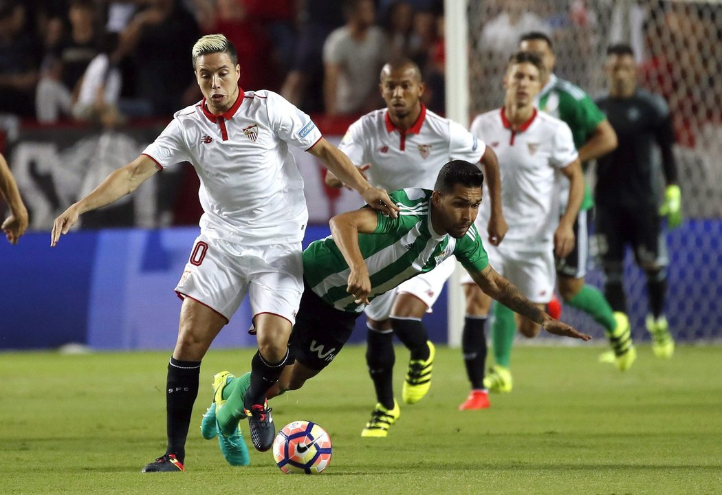 Samir Nasri v dresu Sevilly v derby s Betisem