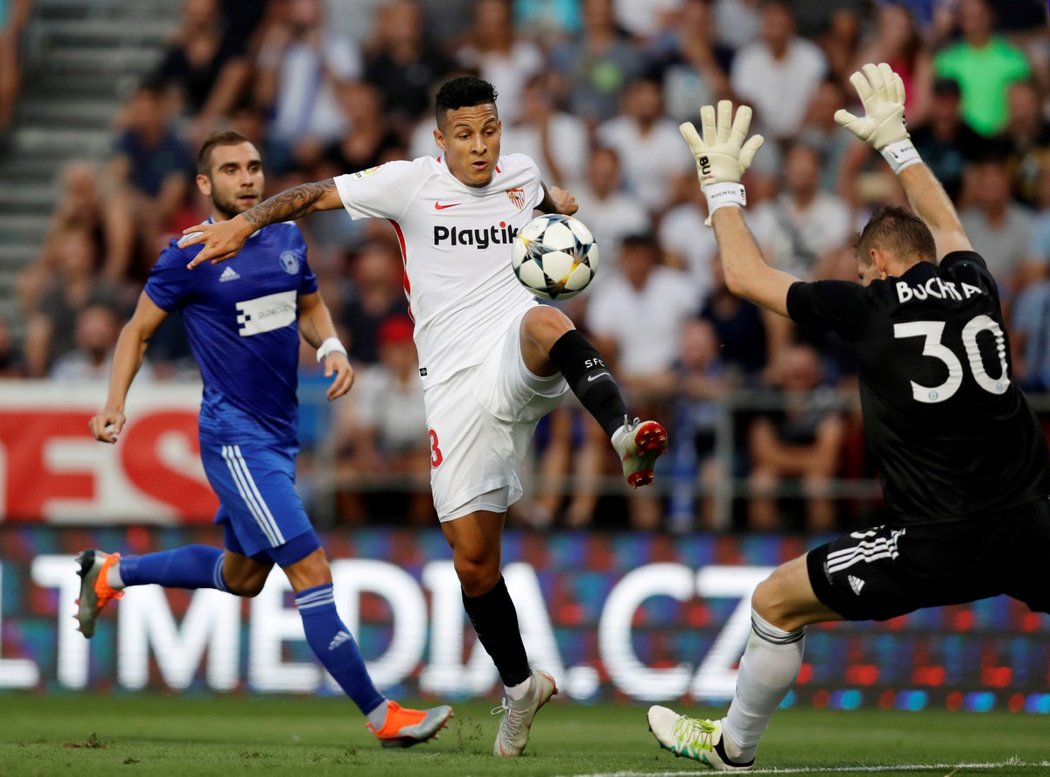 Guilherme Arana se dostal do bezprostřední blízkosti olomouckého brankáře Buchty, ale zastavil ho předchozí ofsajd