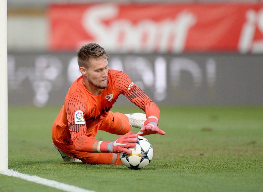 Tomáš Vaclík při jednom ze zákroků v zápase 4. předkola Evropské ligy, ve kterém se jeho Sevilla představila v Olomouci