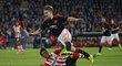 Luka Shaw z Manchesteru United padá po souboji s Hectorem Morenem z PSV