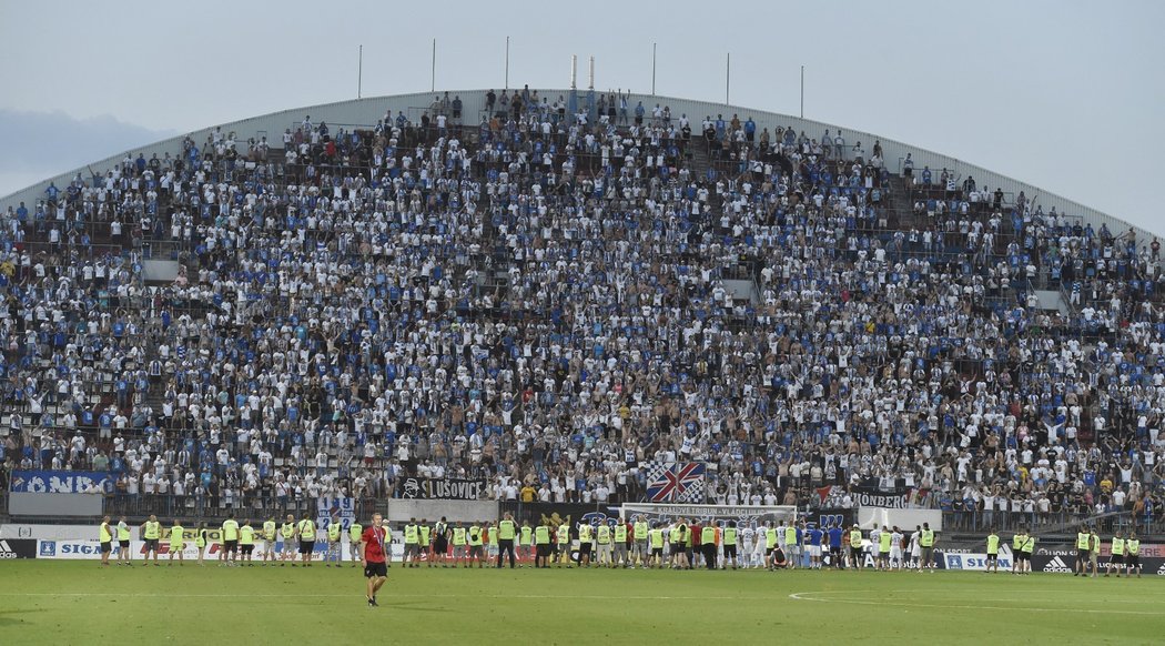 Zaplněná tribuna ostravských fanoušků při utkání v Olomouci