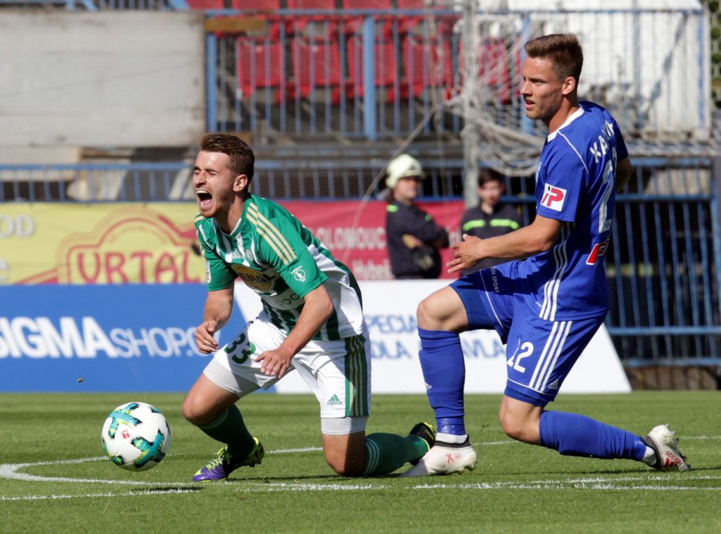 Lukáš Kalvach z Olomouce v souboji s Dominikem Maškem z Bohemians