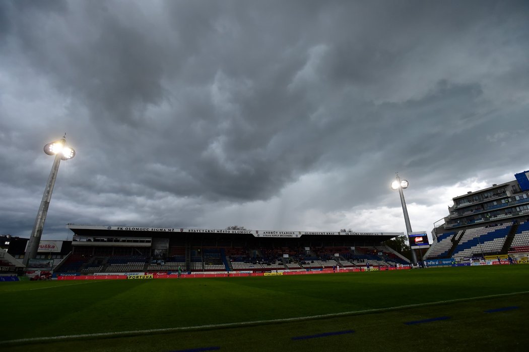 Tmavé nebe v Olomouci, kde se během zápasu proti Liberci prohnalo krupobití