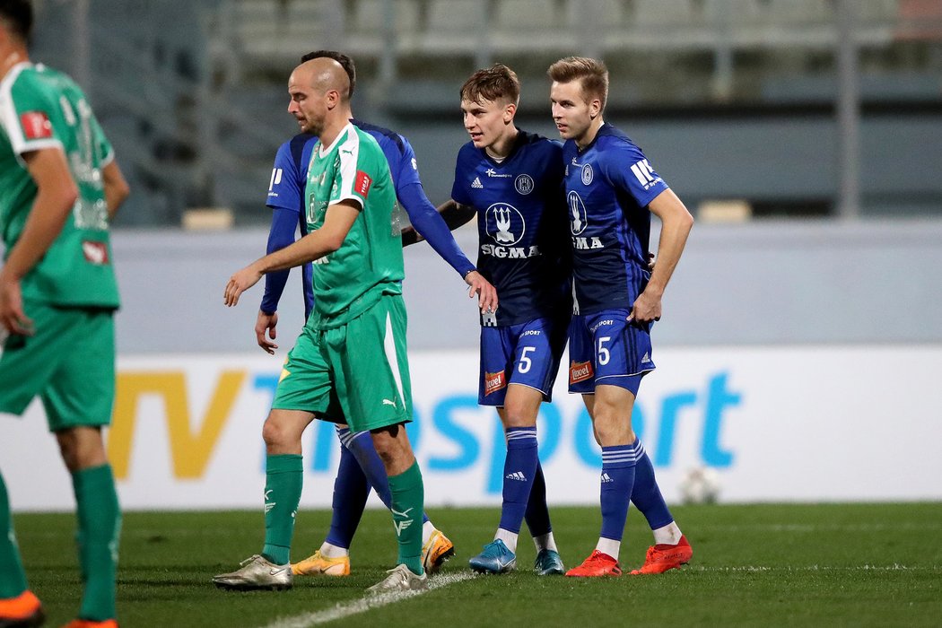 Fotbalisté Olomouce oslavují vstřelenou branku ve finále Tipsport Malta Cupu