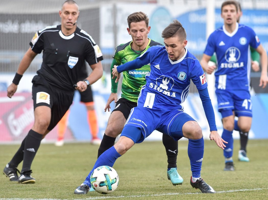 Plzeňský záložník Patrik Hrošovský (v zeleném) stíhá olomouckého záložníka Davida Housku