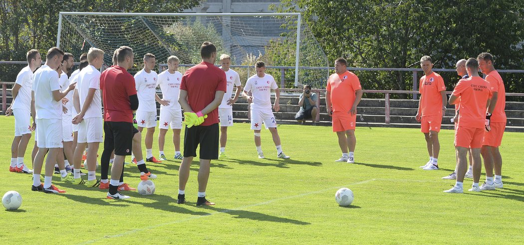 Fotbalisté Slavie poslouchají nového trenéra Jaroslava Šilhavého