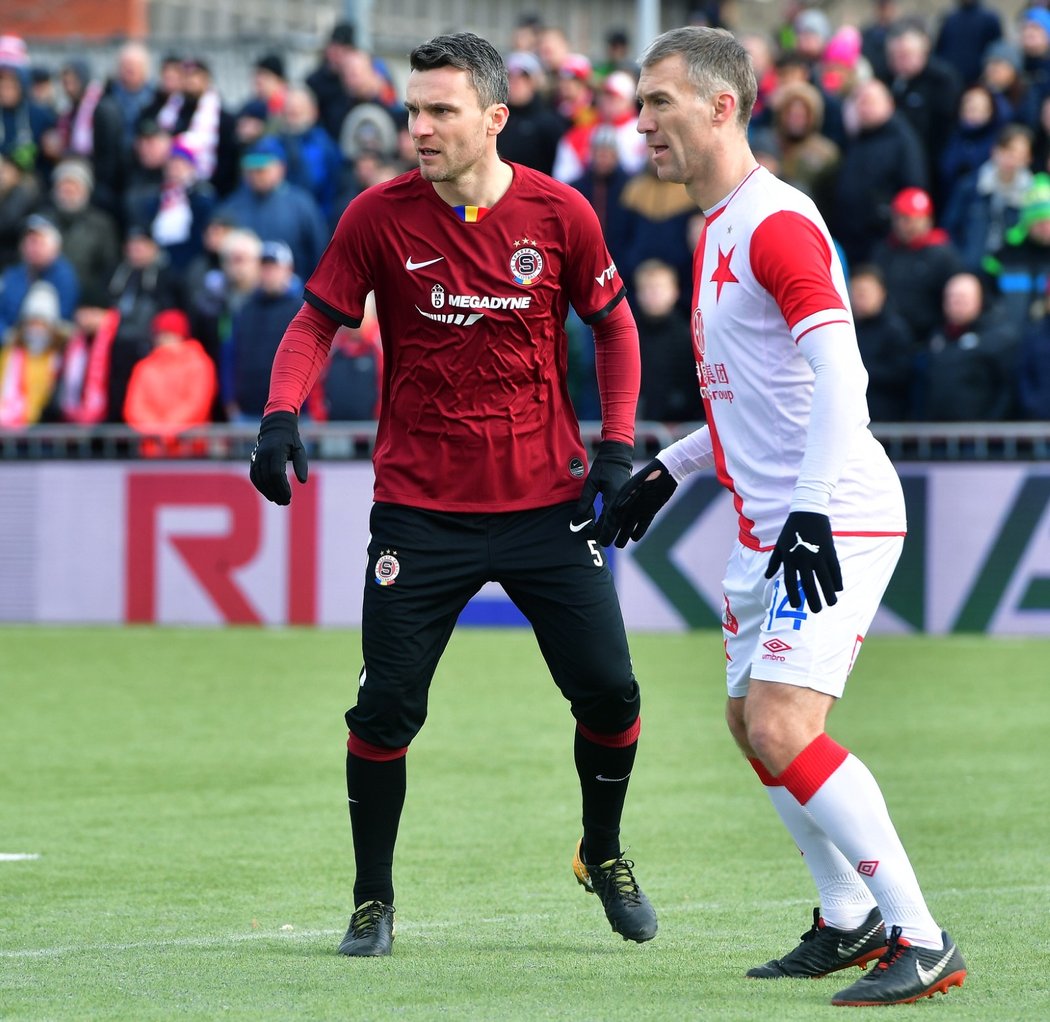 Sparťan David Lafata (vlevo) během Silvestrovského derby. Střeží ho Martin Hyský ze Slavie