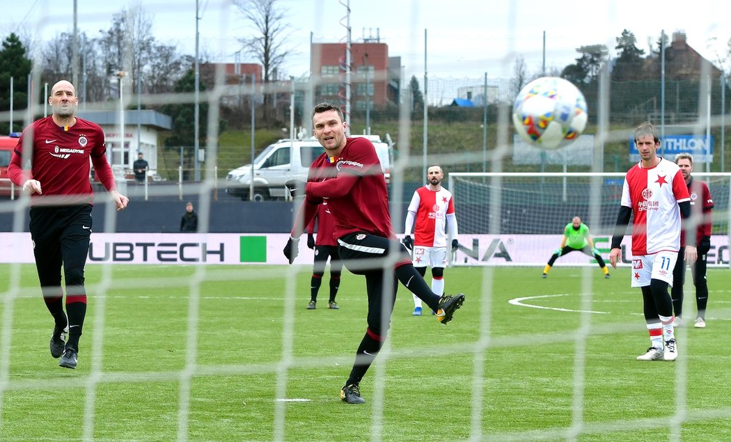 David Lafata proměňuje pokutový kop v Silvestrovském derby. Druhou penaltu následně neproměnil