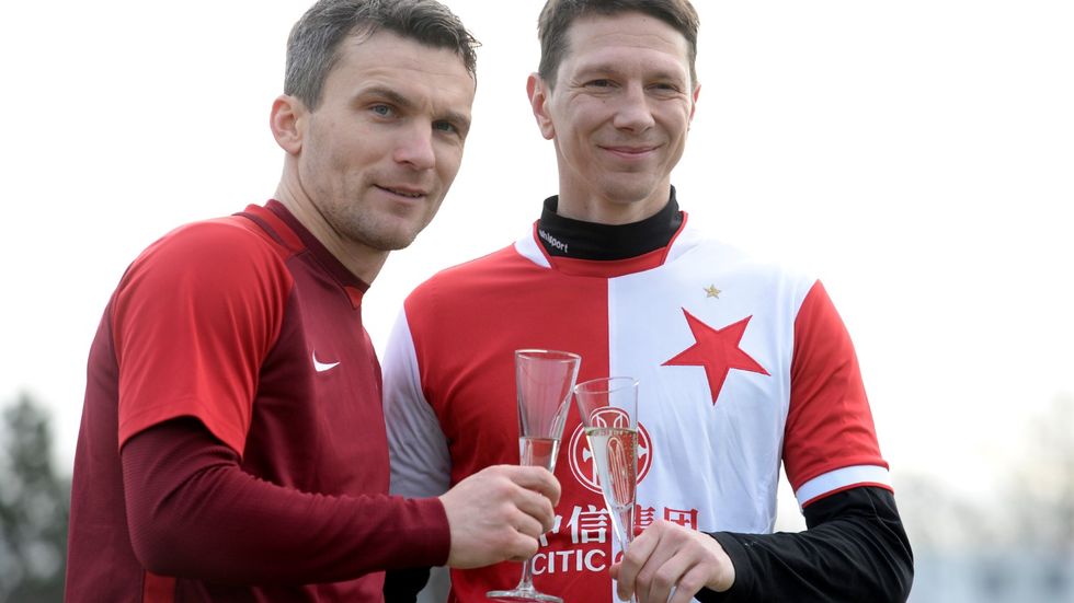 Jiří Bílek (vpravo) na Silvestrovském derby během přípitku s Davidem Lafatou