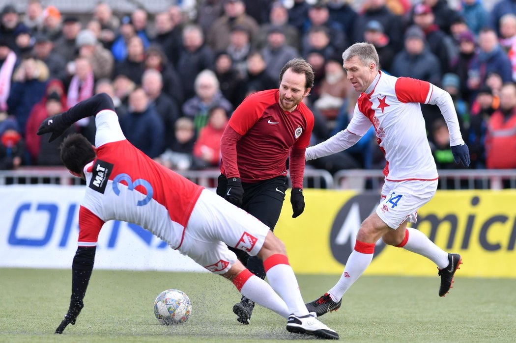 Sparťana Tomáše Juna se snaží zastavit během Silvestrovského derby Martin Hyský a Tomáš Hunal