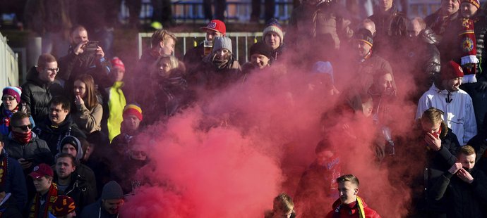 Fanoušci Sparty si zpříjemnili Silvestrovské derby dýmovnicí ve svém kotli