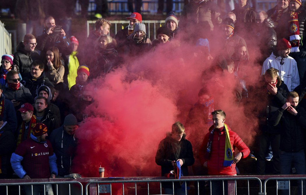 Fanoušci Sparty si zpříjemnili Silvestrovské derby dýmovnicí ve svém kotli