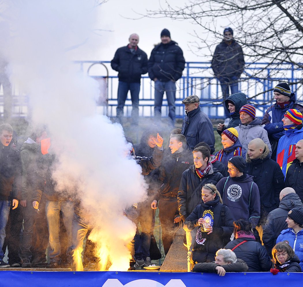 Není nad to se na Silvestra nadýchat trochu dýmu... Fanoušci Sparty na Silvestrovském derby