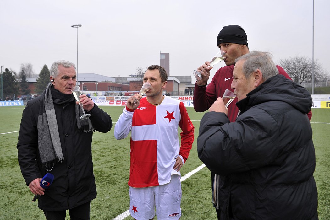 Ivo Ulich a Vratislav Lokvenc při tradičním přípitku na Silvestrovském derby