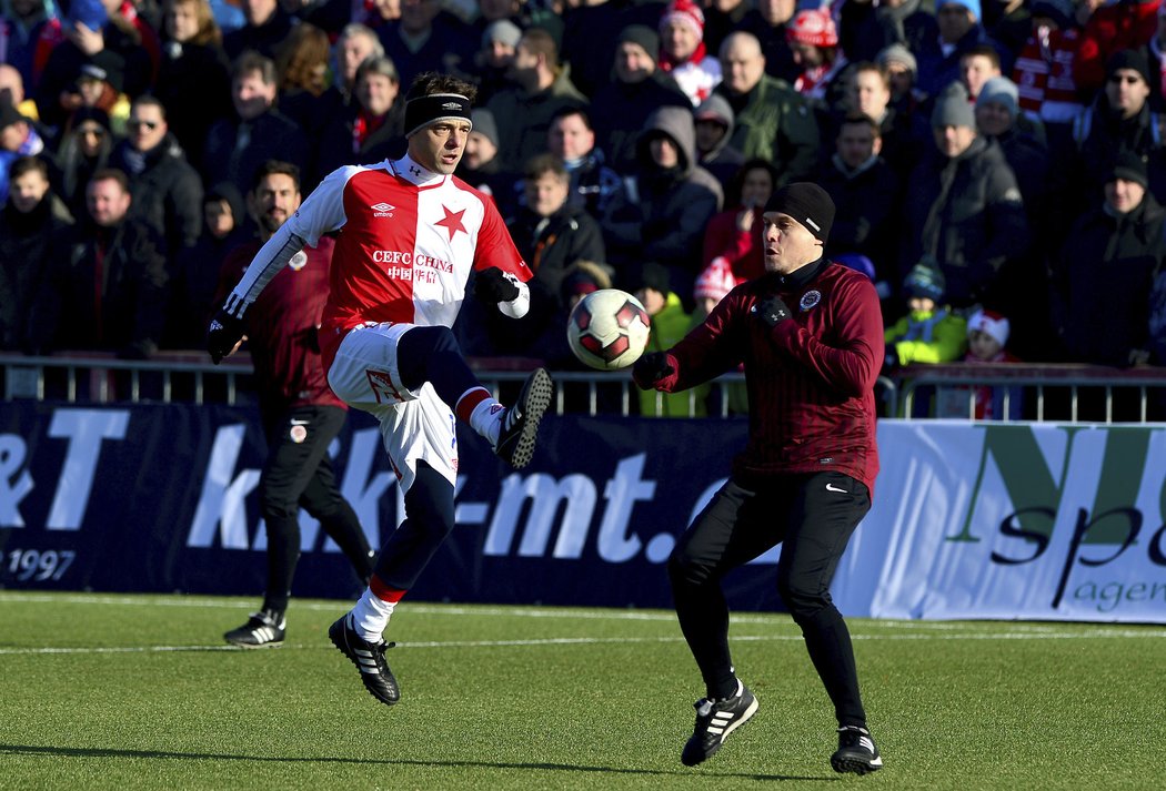 Brankář v Silvestrovském derby: vlevo slávista Kamil Čontofalský se sparťanem Jaromírem Blažkem