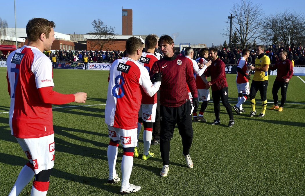 Sparťan Jiří Novotný se zdraví s Ivo Ulichem ze Slavie, vlevo čeká Karel Piták