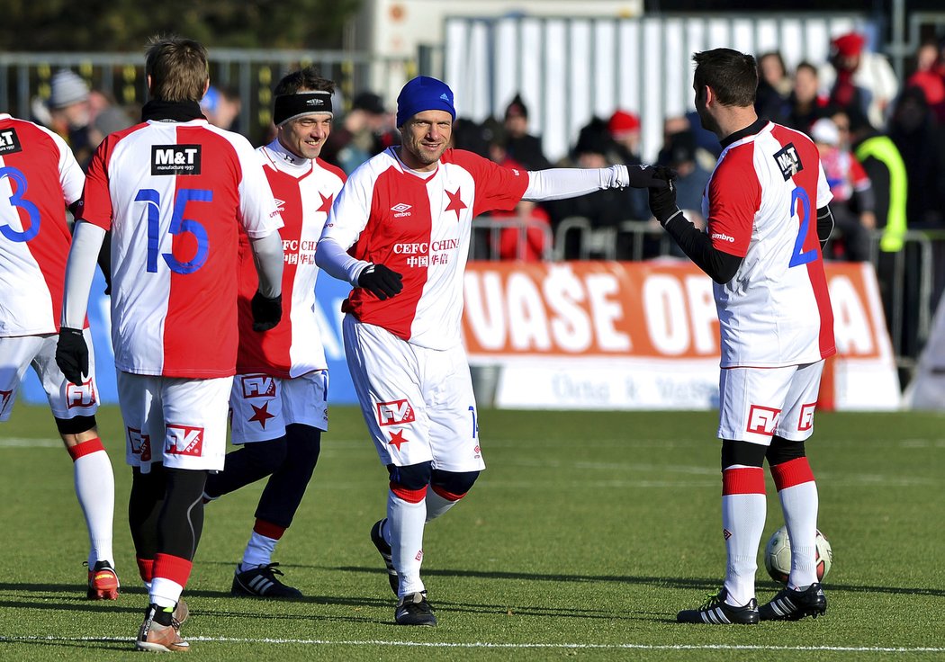 David Jarolím se raduje ze své trefy v Silvestrovském derby, vedle něho vlevo Lukáš Jarolím, vpravo Lukáš Došek