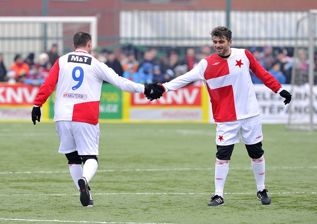 Jaromír Jindráček (vpravo) se raduje z gólu s Pavlem Kukou