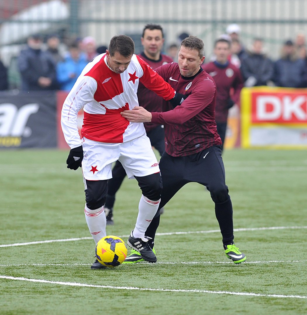 Martin Hašek se snaží zastavit Pavla Kuku ze Slavie při tradičním Silvestrovské derby v Edenu