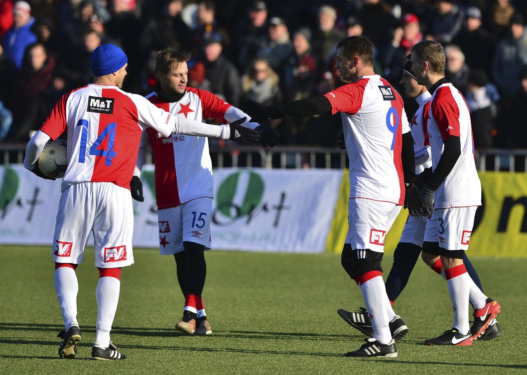 Fotbalisté Slavie se radují z gólu Pavla Kuky (druhý zprava) v Silvestrovském derby proti Spartě