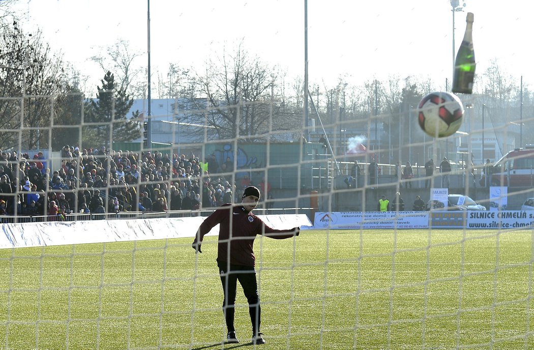 Sparťan Václav Koloušek v přestávkové soutěži trefuje lahev šampaňského v rohu branky