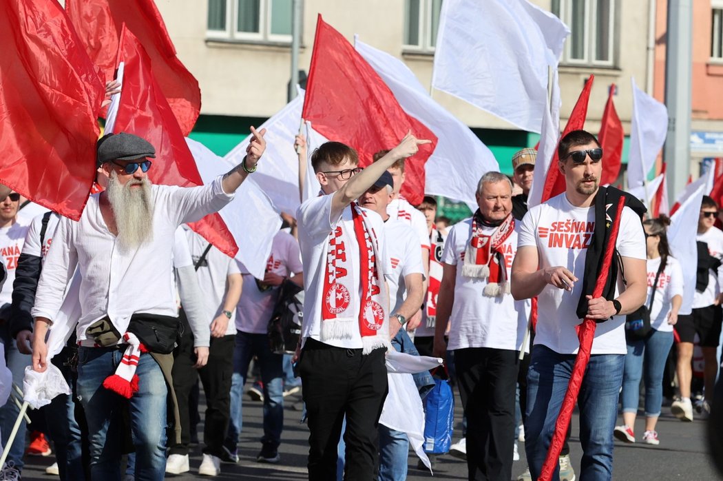 Fanoušci Slavie během pochodu na Letnou