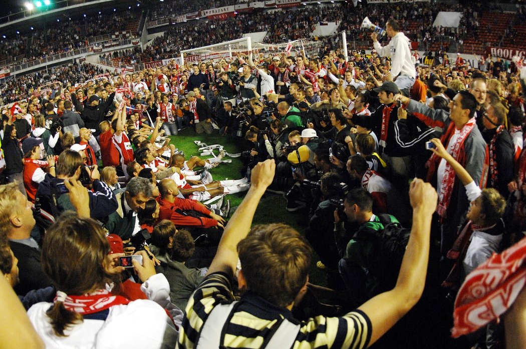 Fotbalisté Slavie se svými fanoušky oslavují postup do Ligy mistrů v roce 2007