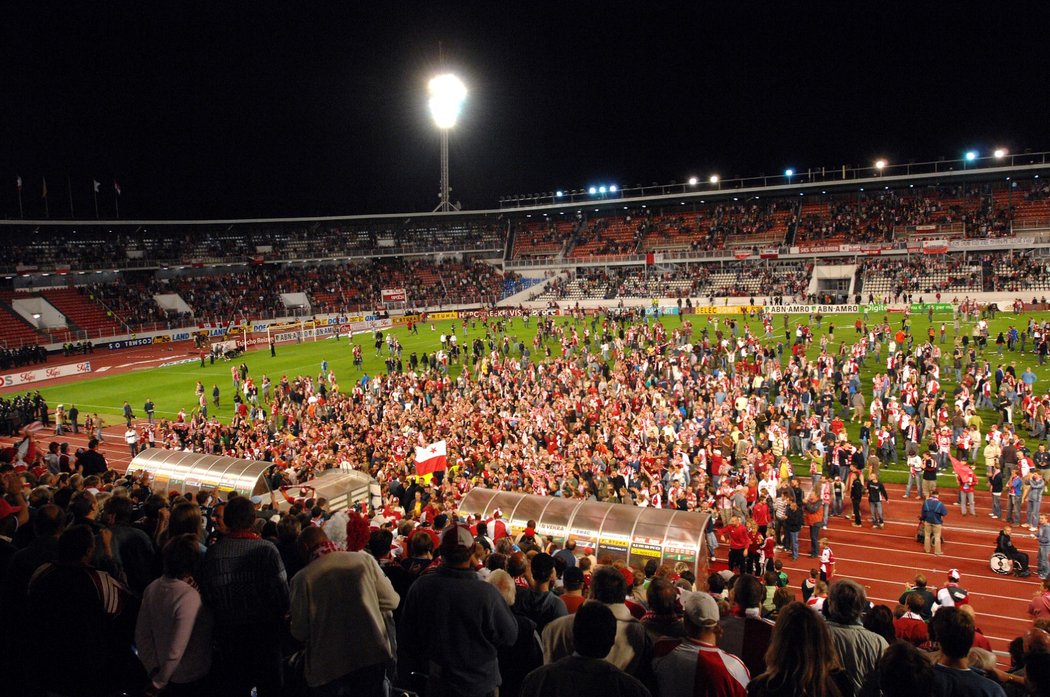 Fotbalisté Slavie se svými fanoušky oslavují postup do Ligy mistrů v roce 2007