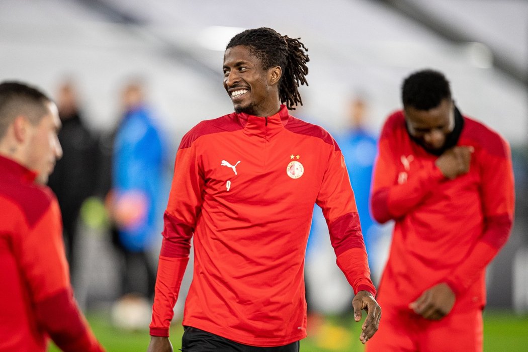 Peter Olayinka v dobrém rozmaru během tréninku na stadionu Leicesteru