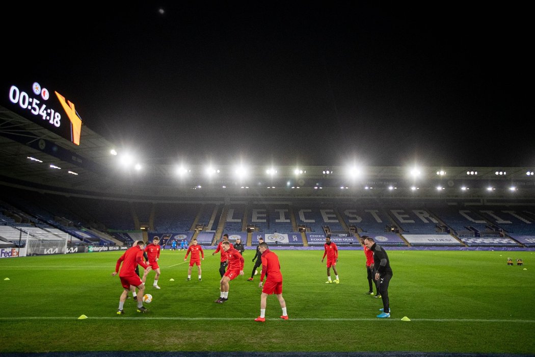 Fotbalisté Slavie si vyzkoušeli trávník na domácím stadionu Leicesteru City