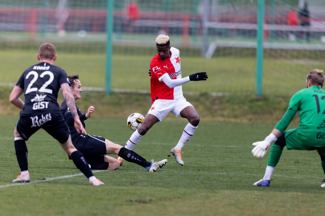 Peter Olayinka v gólové šanci během utkání proti Hradci