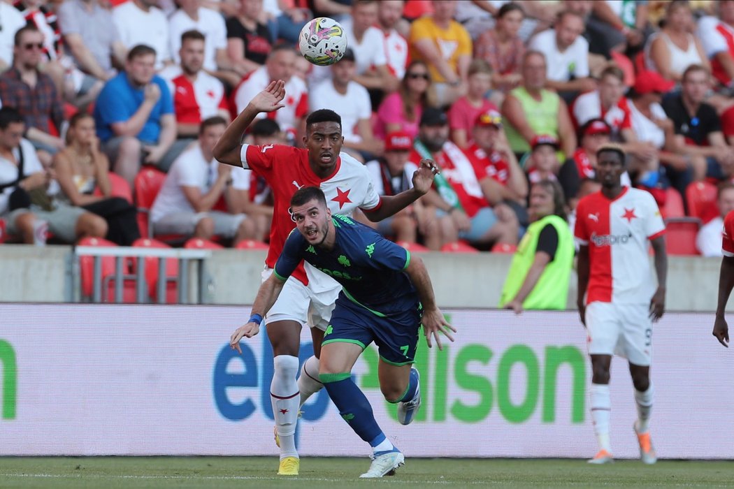 Eduardo Santos ze Slavie při zápase Konferenční ligy s Panathinaikos