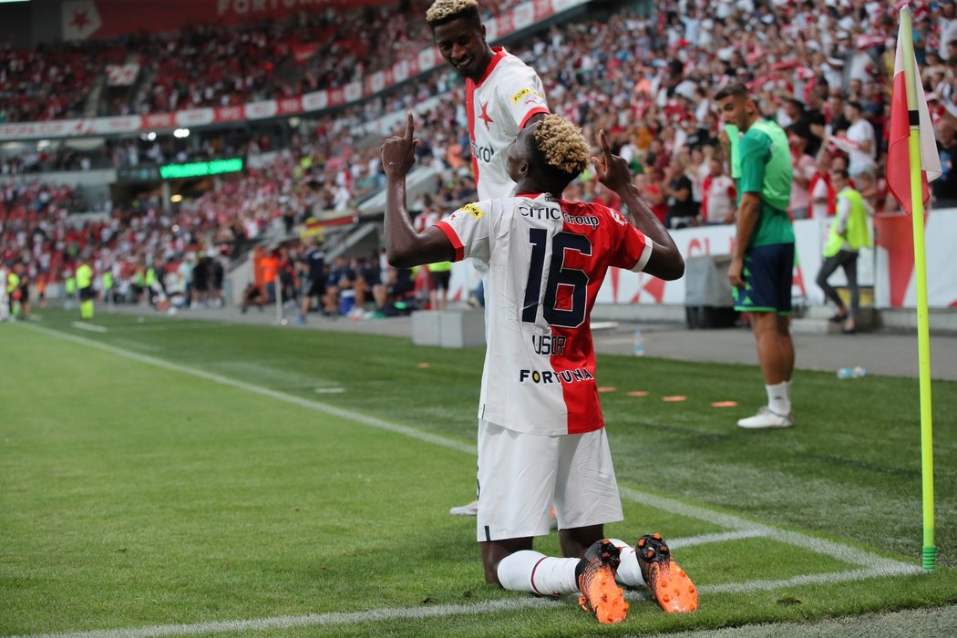 Moses Usor oslavuje vstřelený gól v zápase proti Panathinaikos