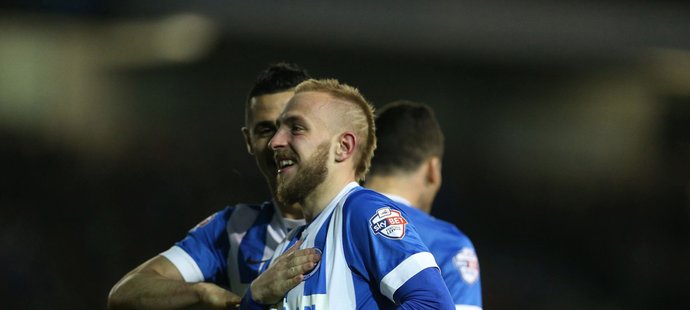 Český záložník Brightonu Jiří Skalák se raduje z gólu do sítě QPR