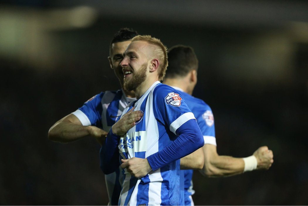 Český záložník Brightonu Jiří Skalák se raduje z gólu do sítě QPR