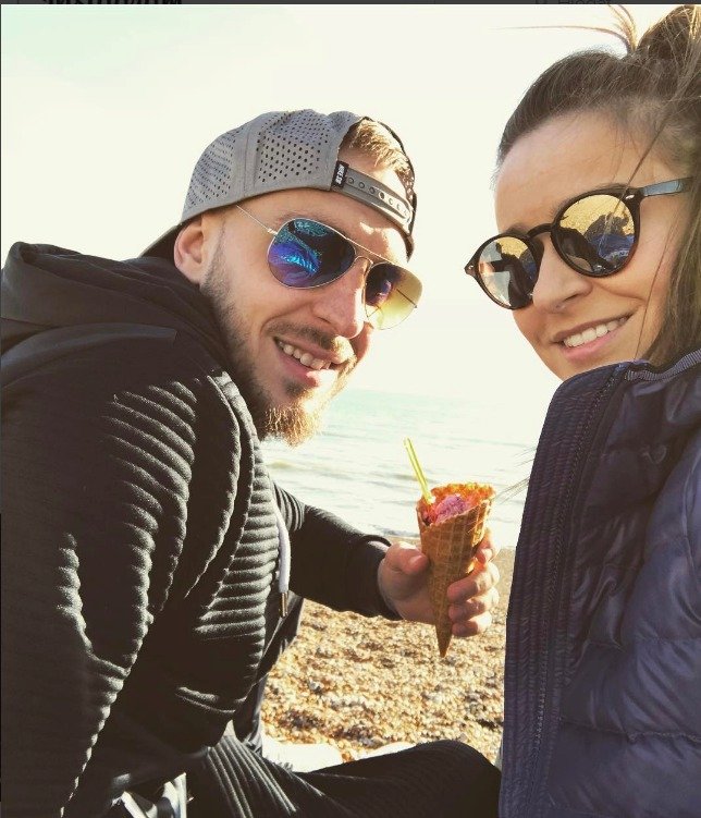 Fotbalista Jiří Skalák si v anglickém Brightonu, kde působí, vyšel na pláž s přítelkyní a vychutnal si zmrzlinu.