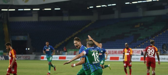 Český útočník Milan Škoda slaví svou branku v utkání Rizesporu proti Galatasaray