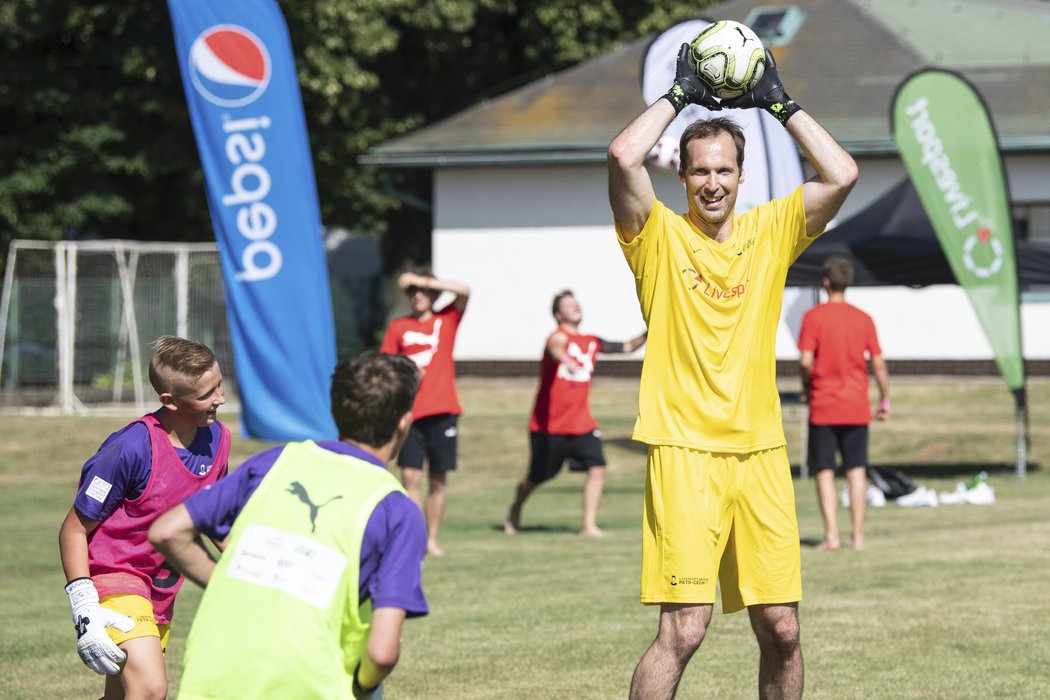 Petr Čech si užil trénink s dětmi na své letní fotbalové škole a vyprávěl o výzvě v Chelsea