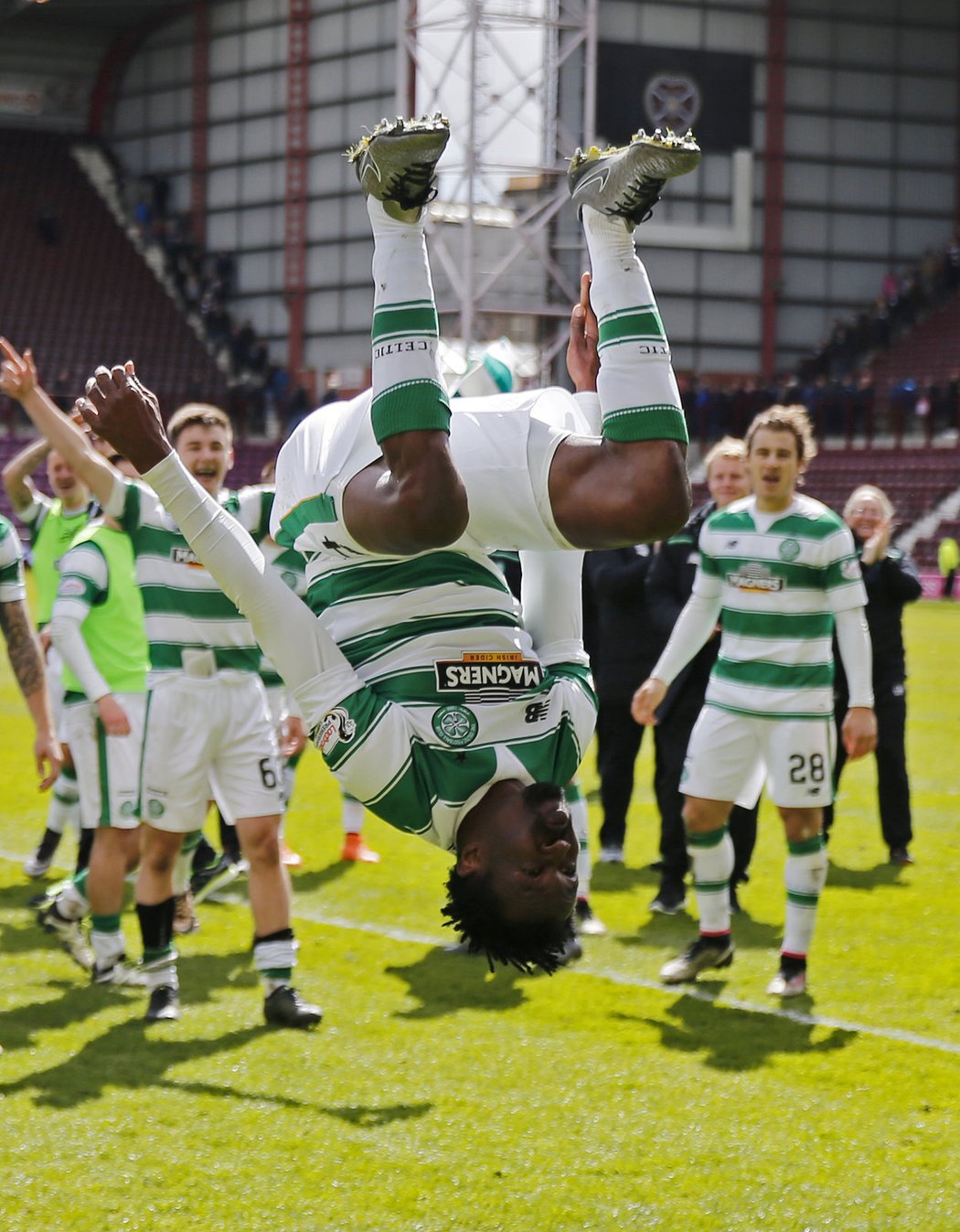 Celtic získal 47. titul získali dvě kola před koncem po vítězství 3:2 nad Aberdeenem